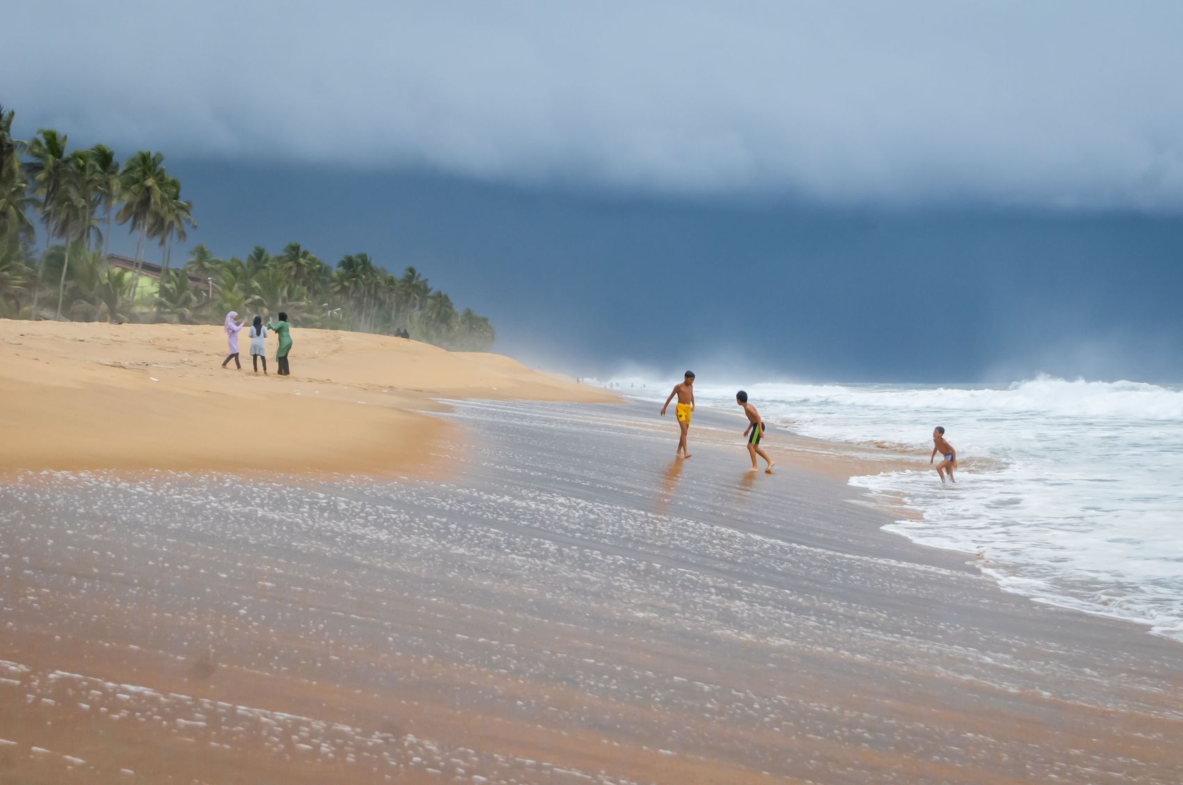 Kinder spielen am Strand in Grand-Bassam in der Elfenbeinküste 