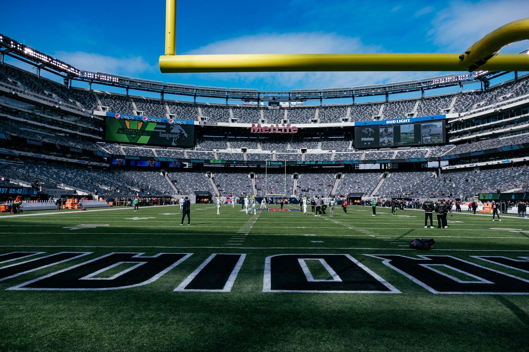 Innenansicht des MetLife Stadiums in East Rutherford bei New York mit Blick auf die Zuschauerränge und das Spielfeld.