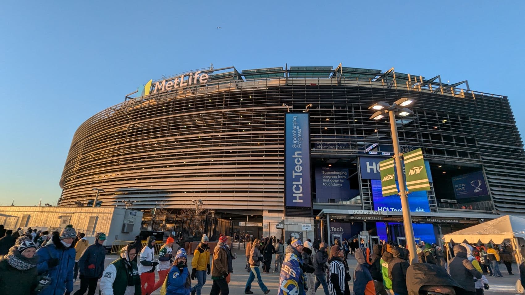 Fans vor dem MetLife Stadium in New Jersey