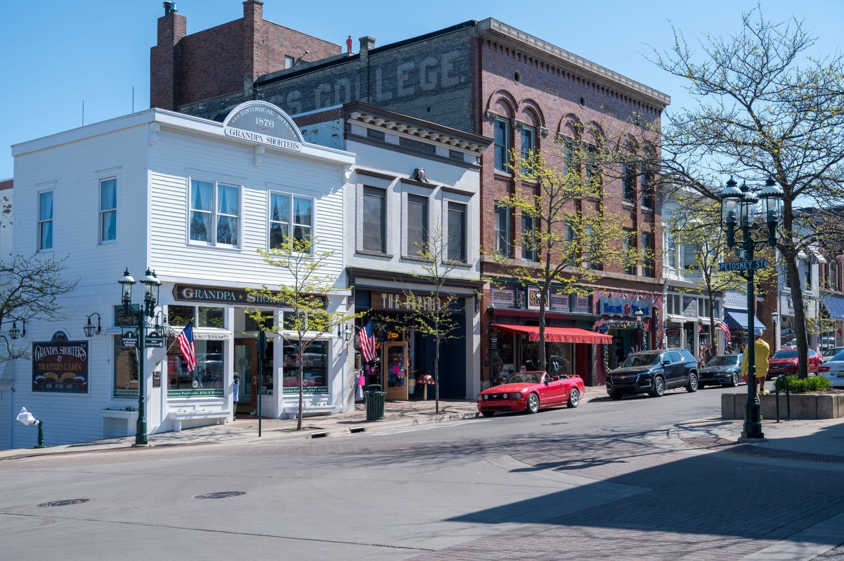 Historische Geschäftsgebäude in der Innenstadt von Petoskey im US-Bundesstaat Michigan