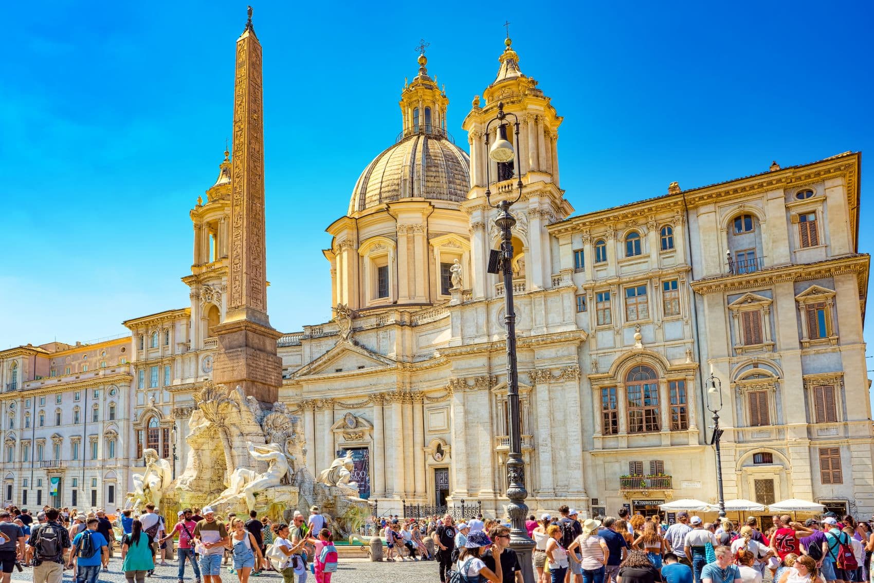 Touristen an einem Sommertag auf dem Piazza Navona in Rom 