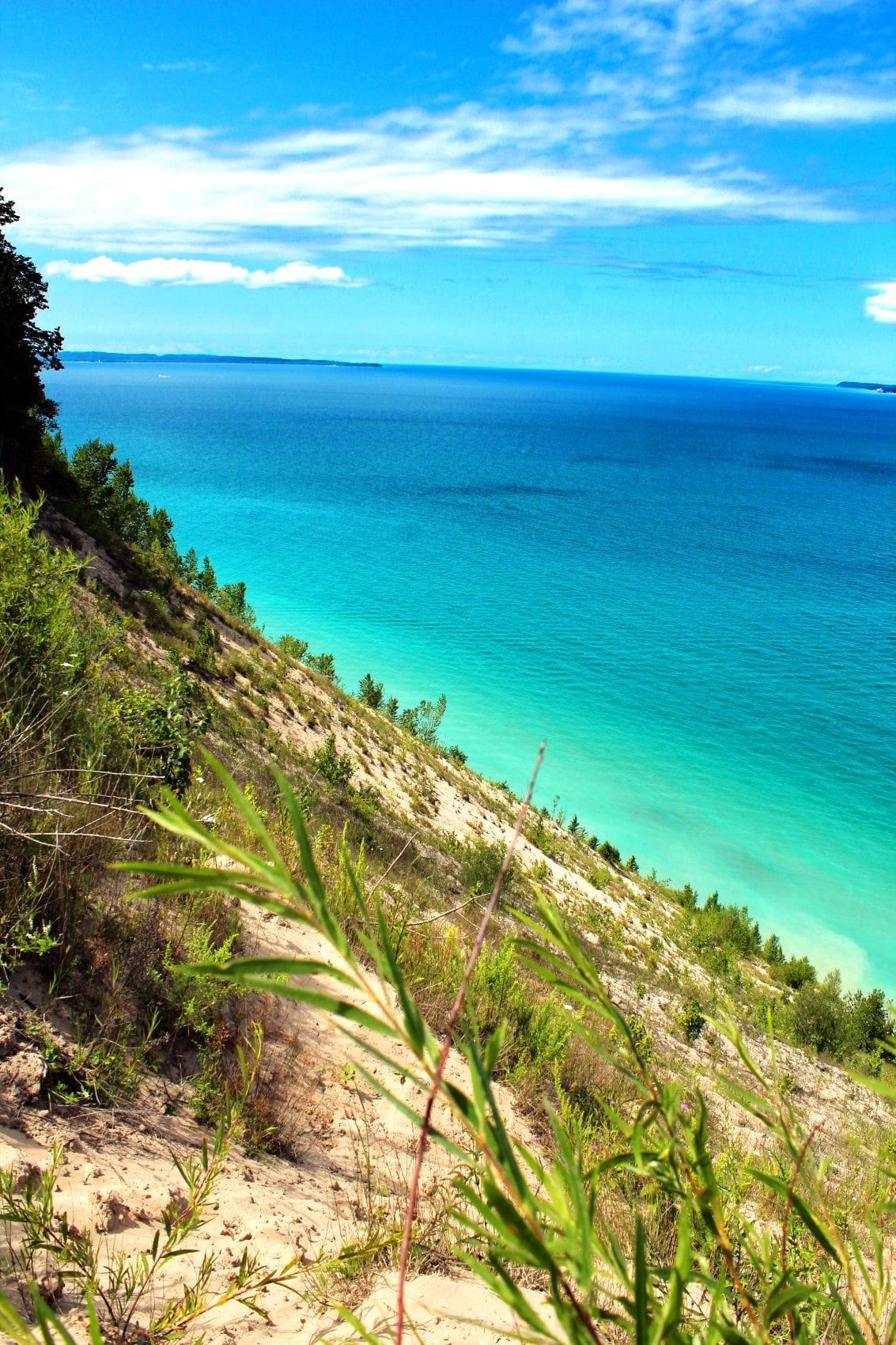 Blick vom Pyramid Point auf den türkisblauen Lake Michigan in den Sleeping Bear Dunes in Michigan