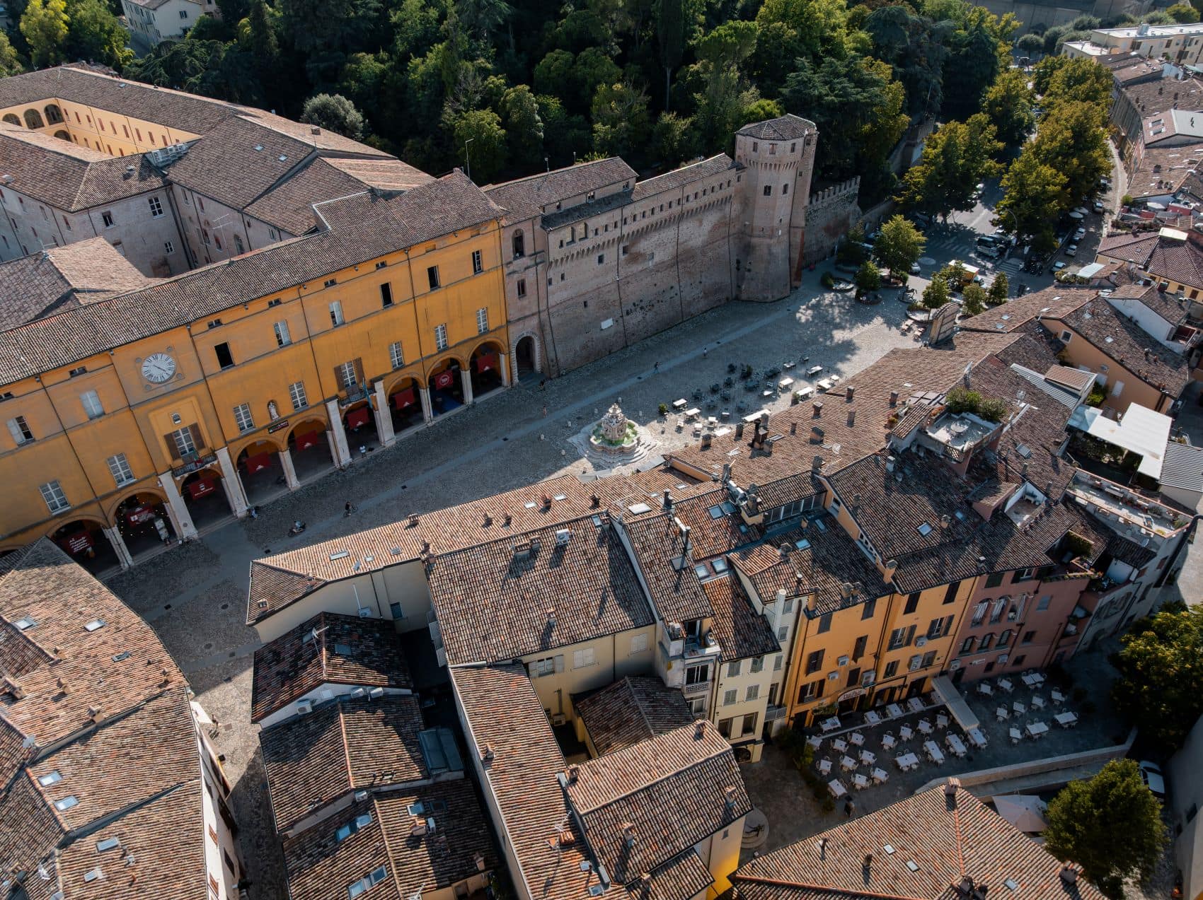 Luftaufnahme der Altstadt von Cesena in der Emilia-Romagna mit der Piazza del Popolo, dem Palazzo Comunale und der mittelalterlichen Festung Rocca Malatestiana.