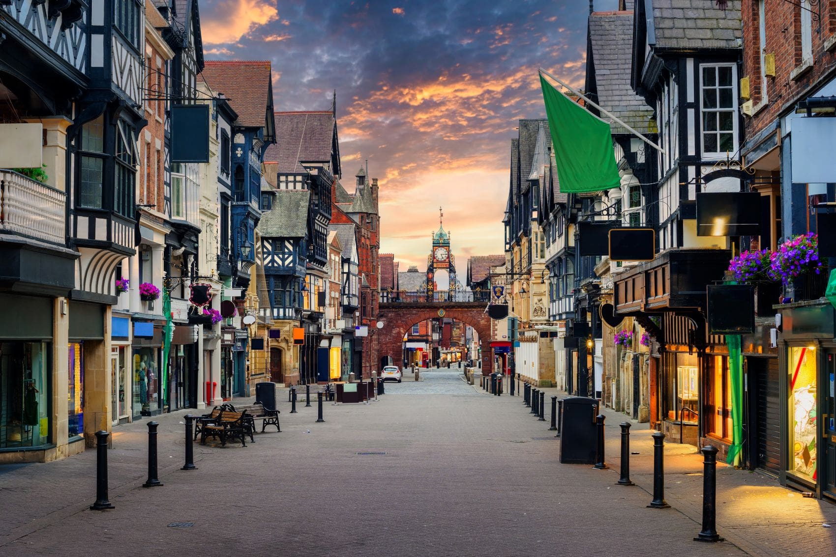 Menschenleere Straße in der Altstadt von Chester, England 