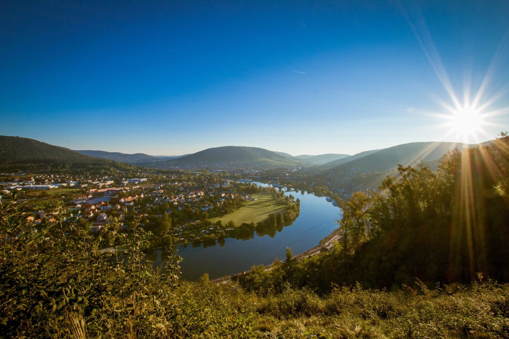 Aussicht von einer Anhöhe auf eine Mainschleife in Churfranken.