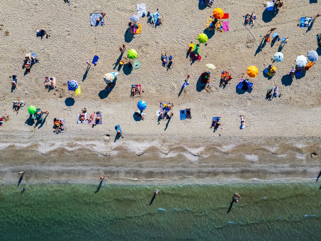 Menschen an einem Strand an der Adria.