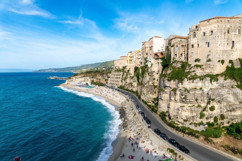 Auf einer Steilklippe liegt die mittelalterliche Stadt Tropea in Kalabrien, einer Region mit Erdbeben in Italien. Links von der Klippe erstreckt sich das Mittelmeer.