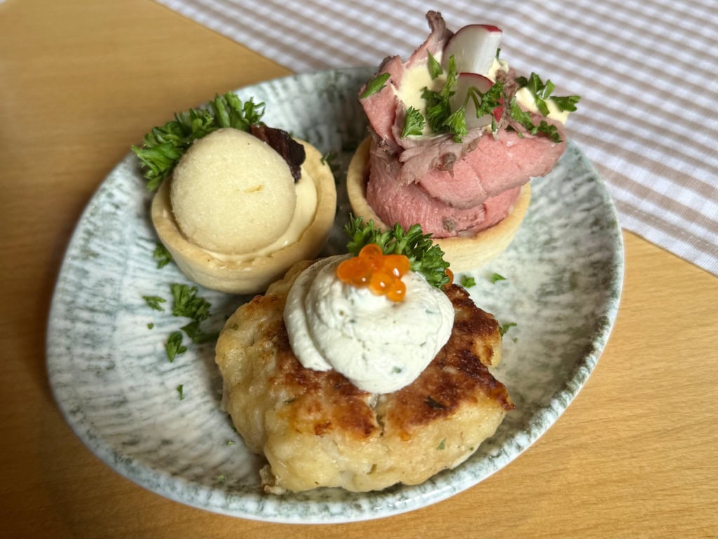 Essen in Graz: Häppchen auf einem Teller.