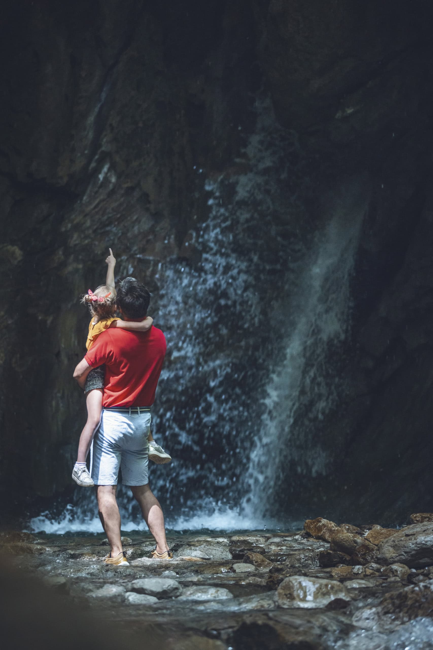Familie am Wasserfall Gorg d'Abiss bei Tiarno di Sotto, Garda Trentino