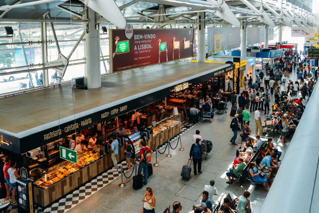 Passagiere im Terminal des Flughafens Lissabon
