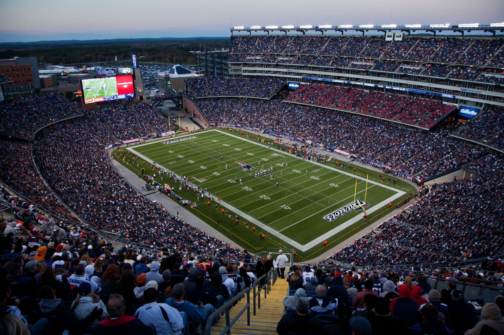 Blick von den oberen Rängen auf das voll besetzte Gillette Stadium in Foxborough bei Boston während eines Spiels der New England Patriots.