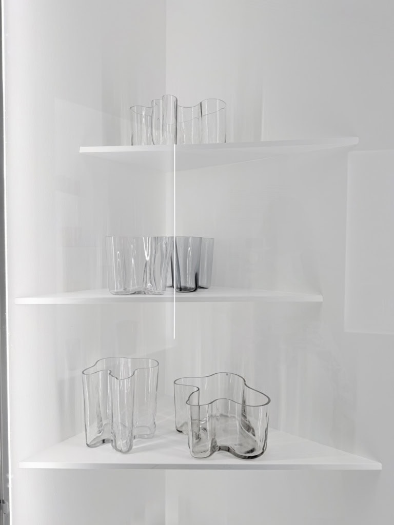 Mehrere farblose Aalto-Vasen in einer Ausstellungsvitrine.