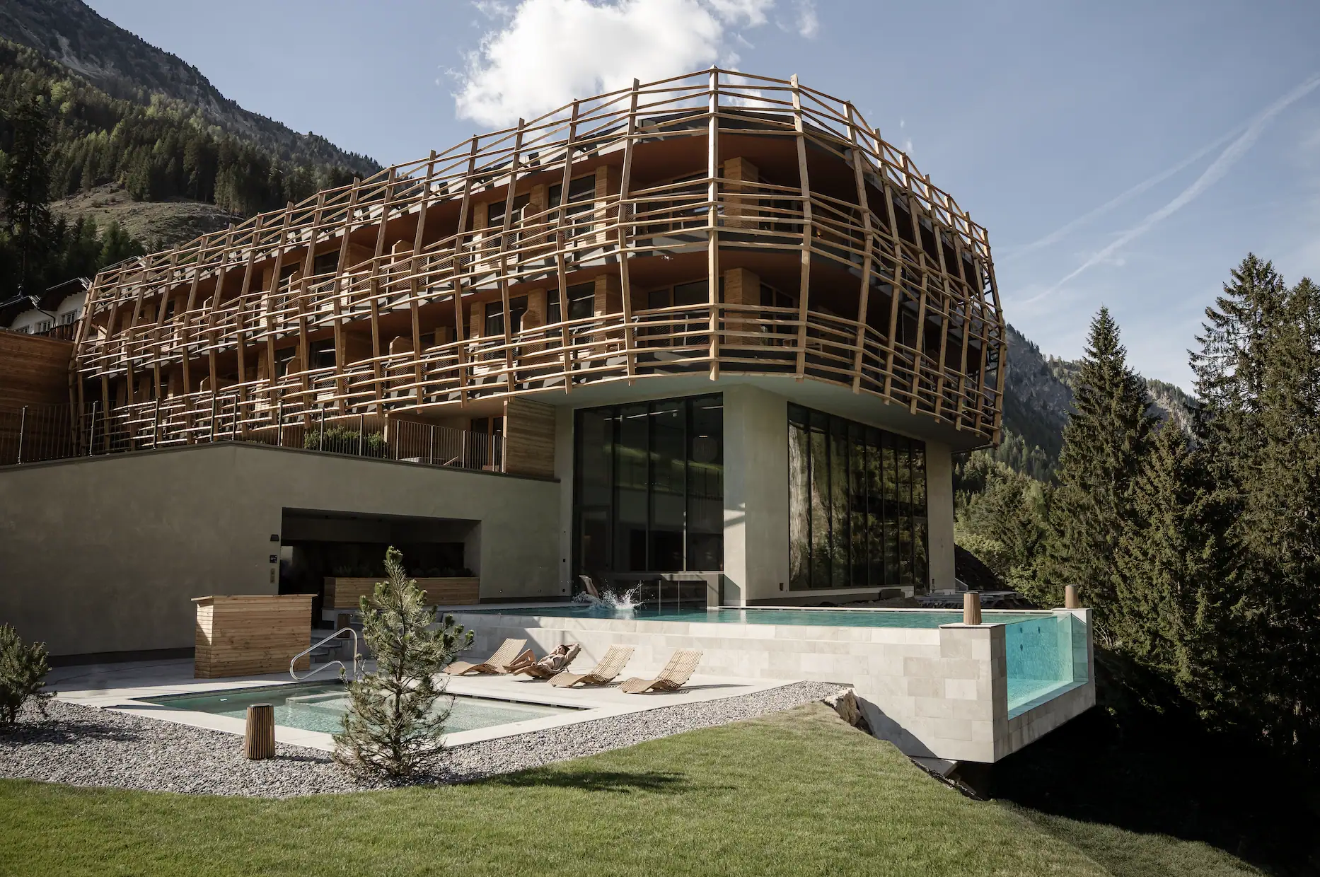 Außenansicht des neuen Flügels von Matteo Thun am Hotel Bella Vista Trafoi mit umlaufender Holzlatten-Fassade und Außenpool.
