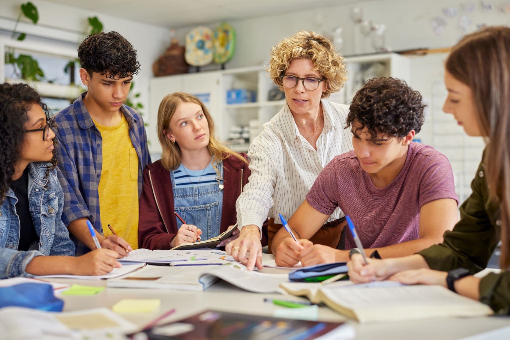 Lehrerin und Jugendliche im Schulunterricht 