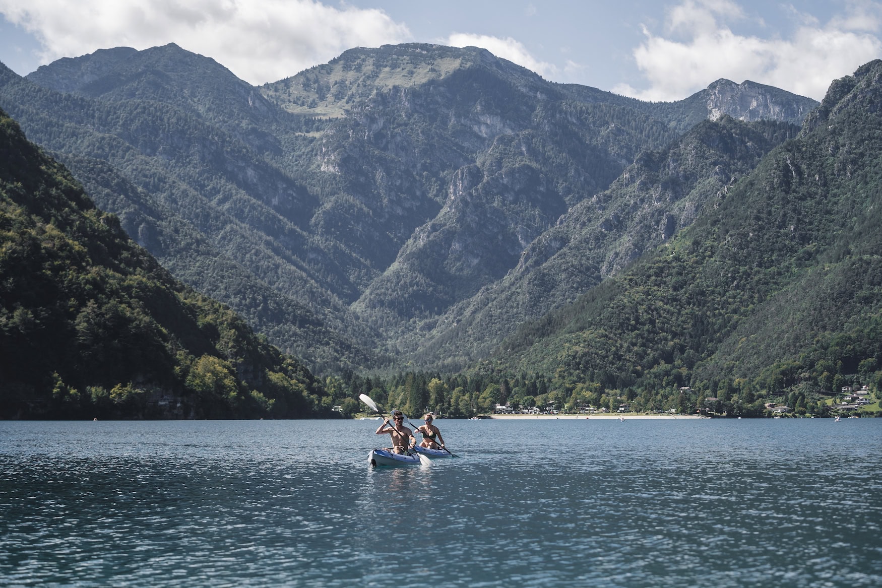 Kajakfahren auf dem Ledrosee vor dem Bergpanorama in Garda Trentino