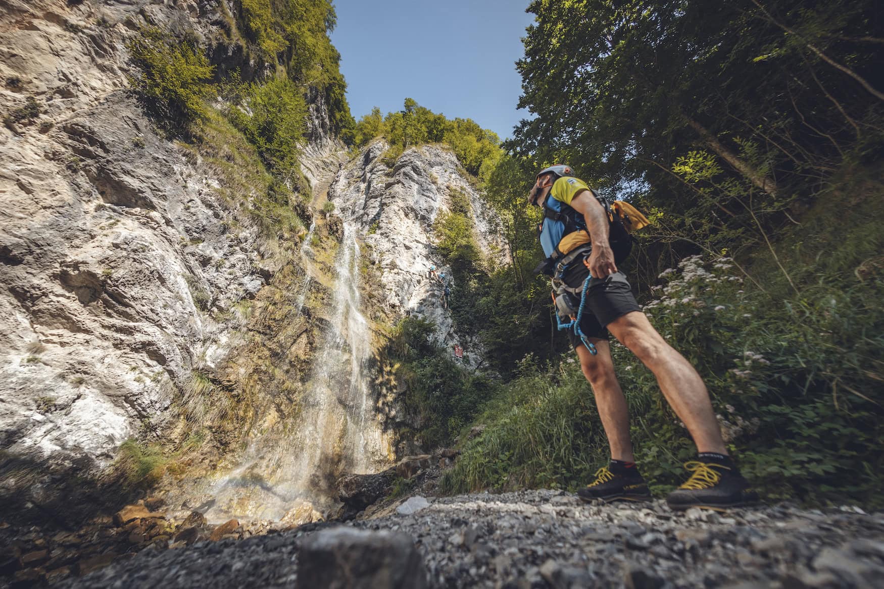 Kletterer am Wasserfall Rio Ruzza bei Ballino, Klettersteig Gardasee