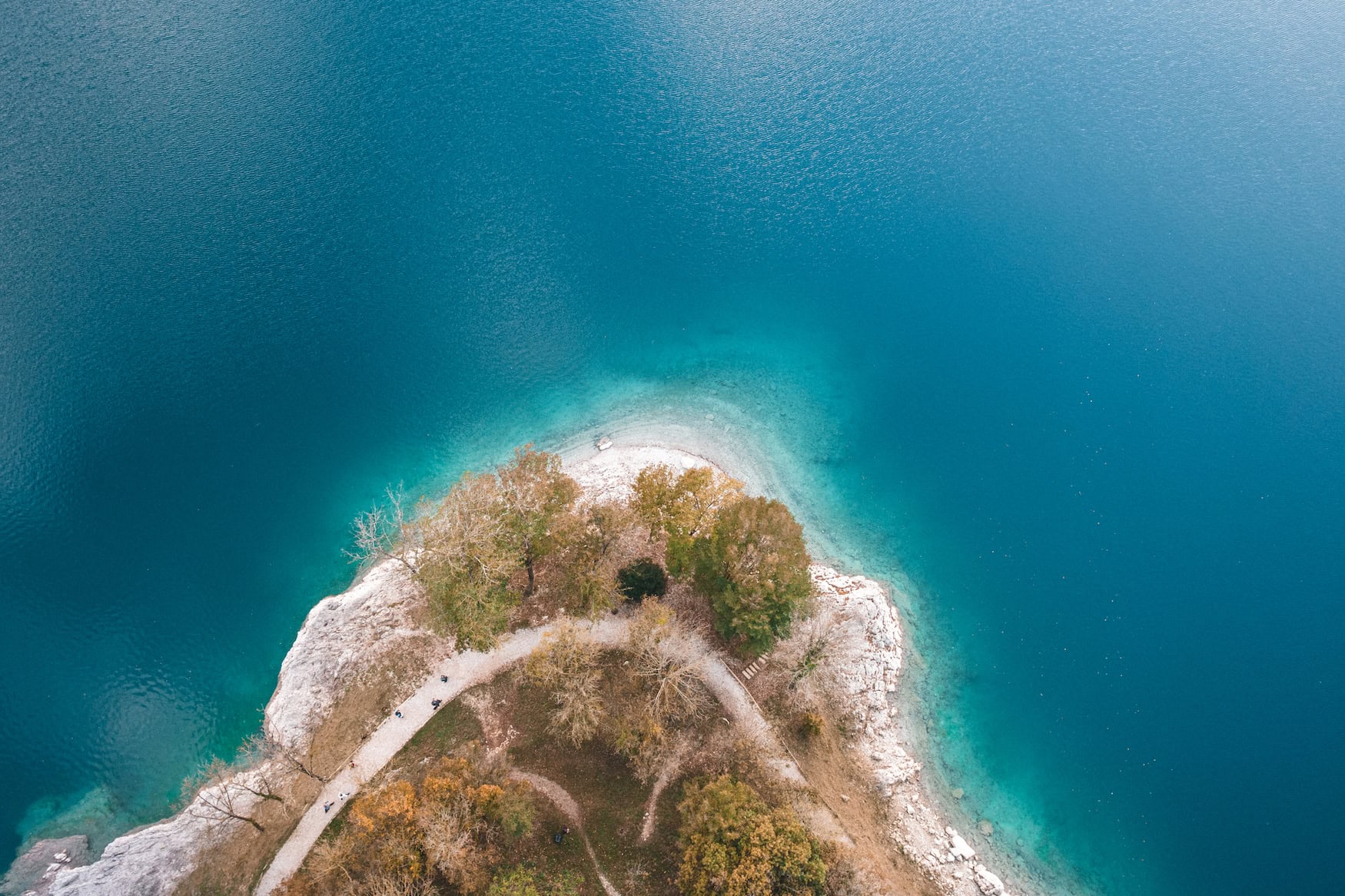 Ledrosee aus der Vogelperspektive mit türkisblauem Wasser, Garda Trentino