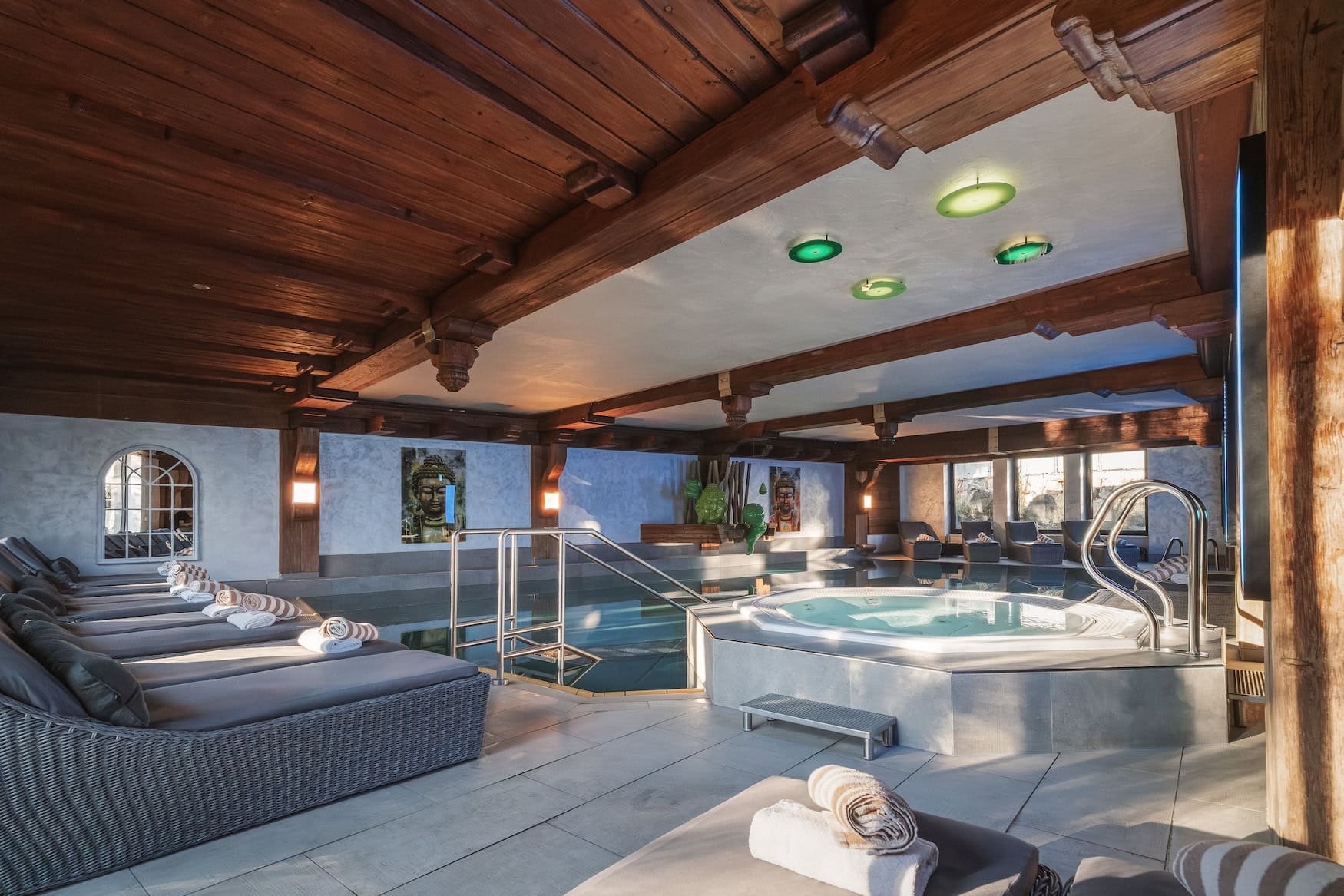 Innenpool mit Whirlpool und Holzdecke im Spa Ludwig meets Buddha im Allgäu.