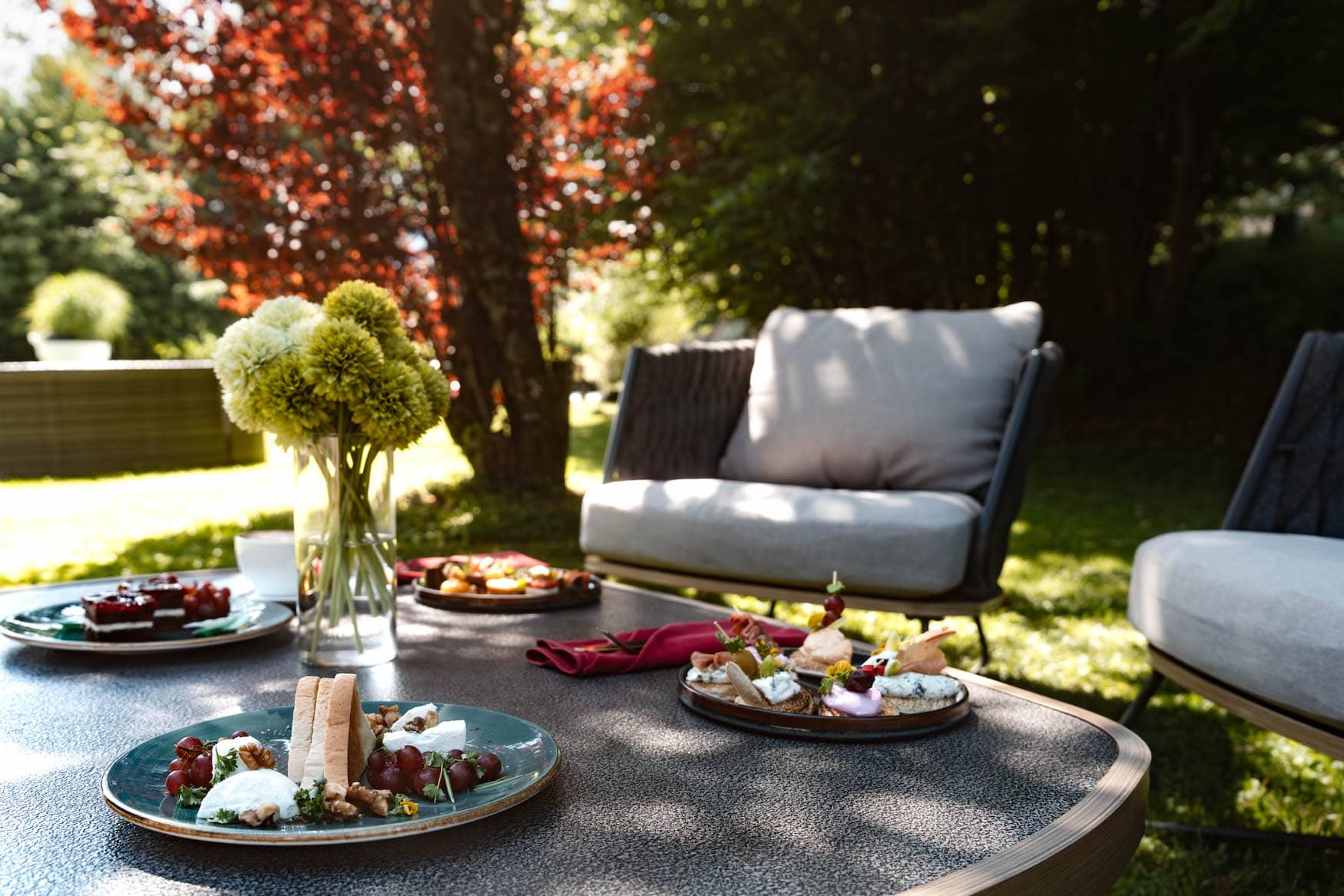 Käse- und Snackplatten im Garten des Ludwig Royal im Allgäu.