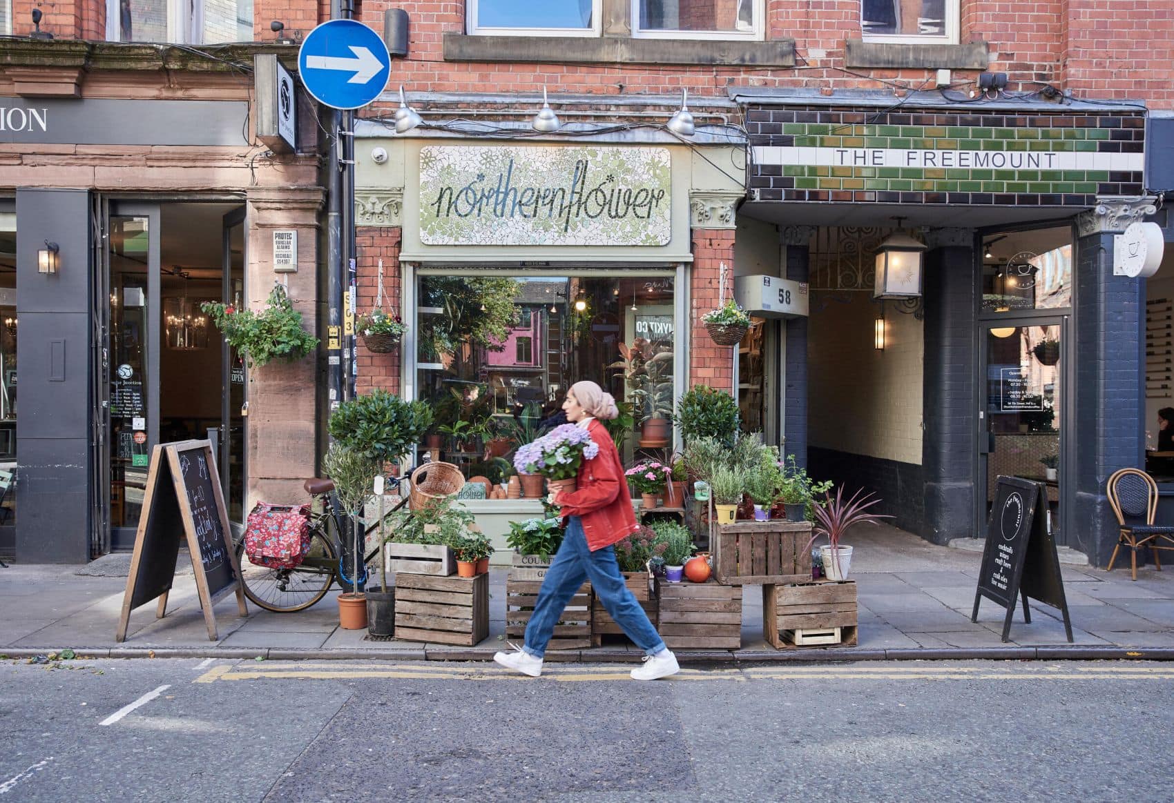 Frau geht durchs Northern Quarter in Manchester 