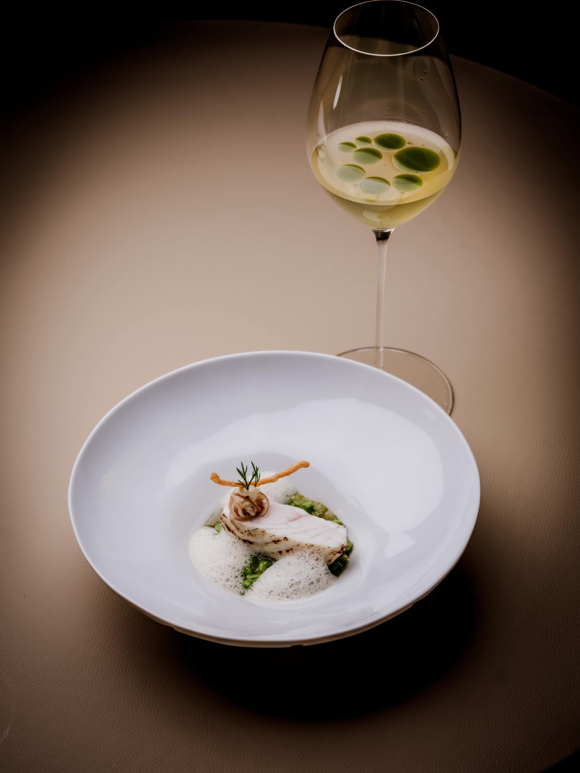 Dorade »Yubiki« – ein Gericht, das im Restaurant the dune serviert wird. 