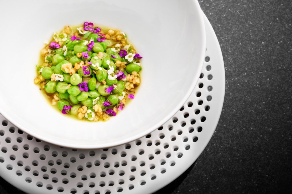 Ein Gericht mit Tränenerbsen aus dem L.A. Jordan. Der Michelin 2026 hat das Restaurant mit drei Sternen gekürt.