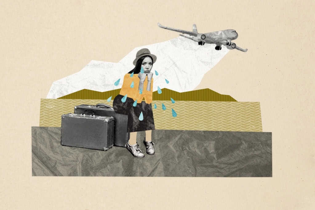 Collage einer Frau, die weinend auf einem Stapel Koffer sitzt, im Hintergrund ein Flugzeug