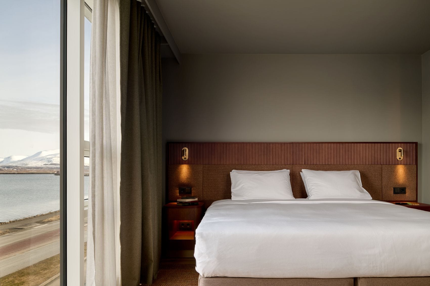 King-Zimmer im Skáld Akureyri, Curio Collection by Hilton, mit modernem nordischem Design und Blick auf den Eyjafjörður.