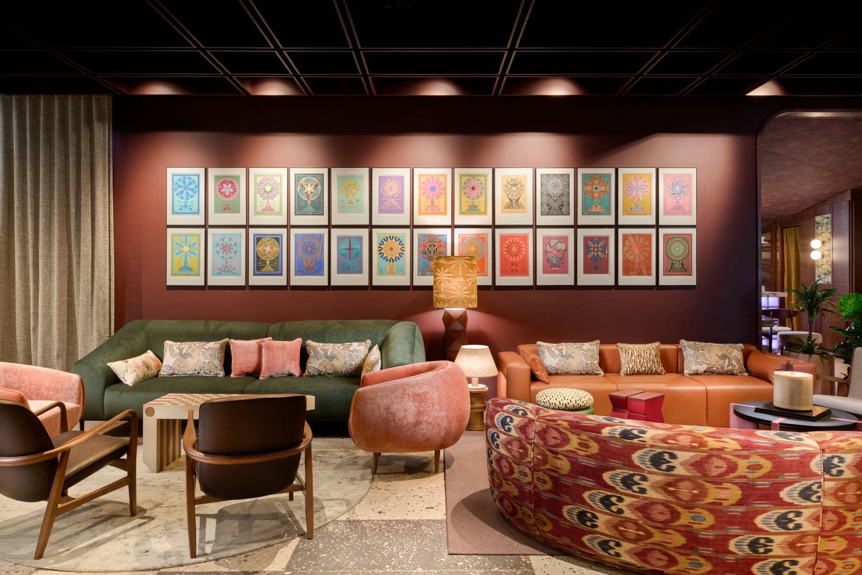 Stilvolle Lobby-Lounge im Skáld Akureyri, Curio Collection by Hilton, mit nordischem Design, farbenfroher Kunst und gemütlichen Sitzbereichen.