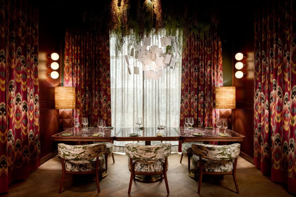 Das Restaurant Abba-labba-lá im Skáld Akureyri verbindet nordisches Design mit warmen Farben, auffälligen Stoffen und regionaler Küche.