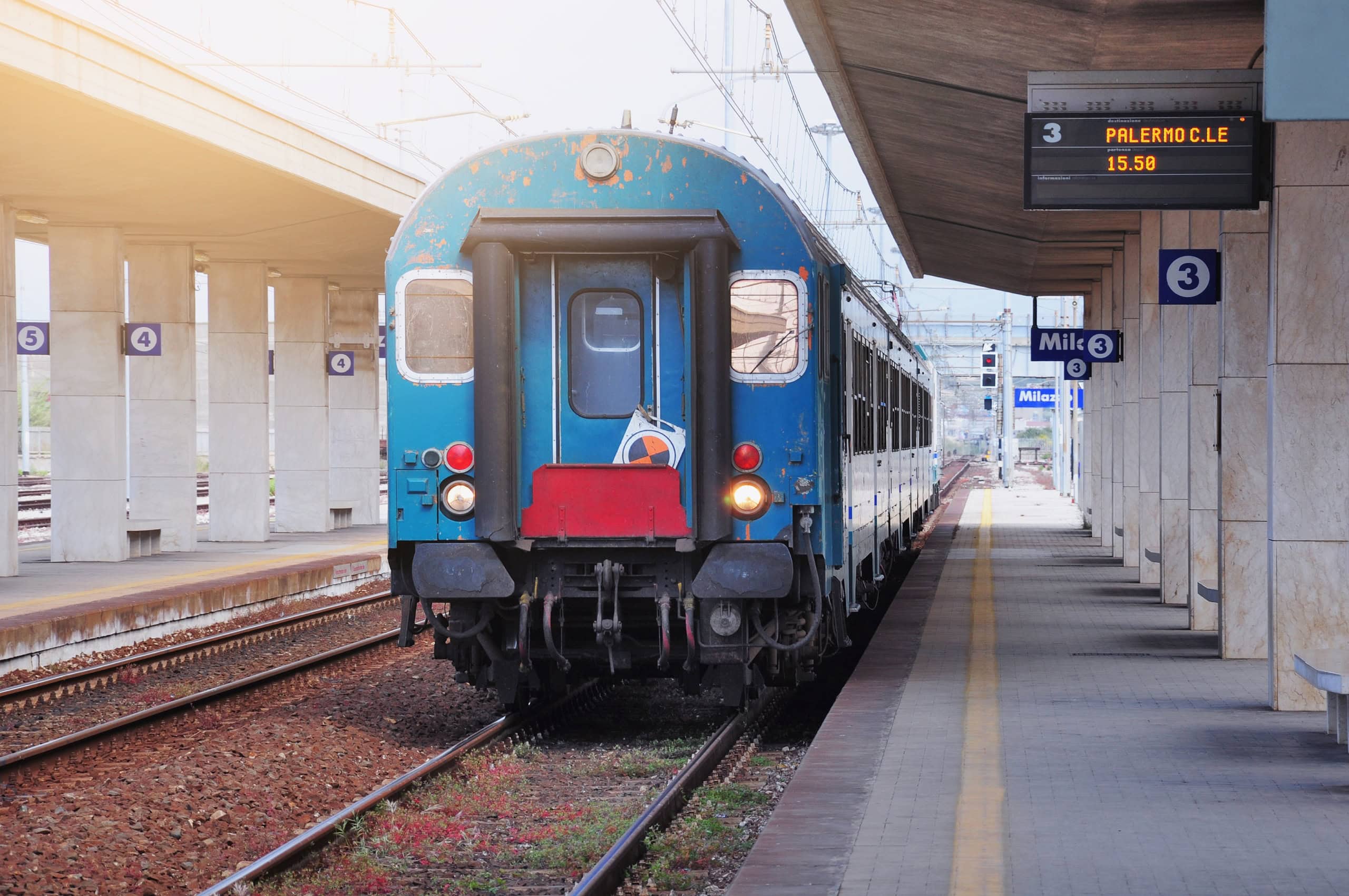 Ein Zug am Bahnhof in Palermo.
