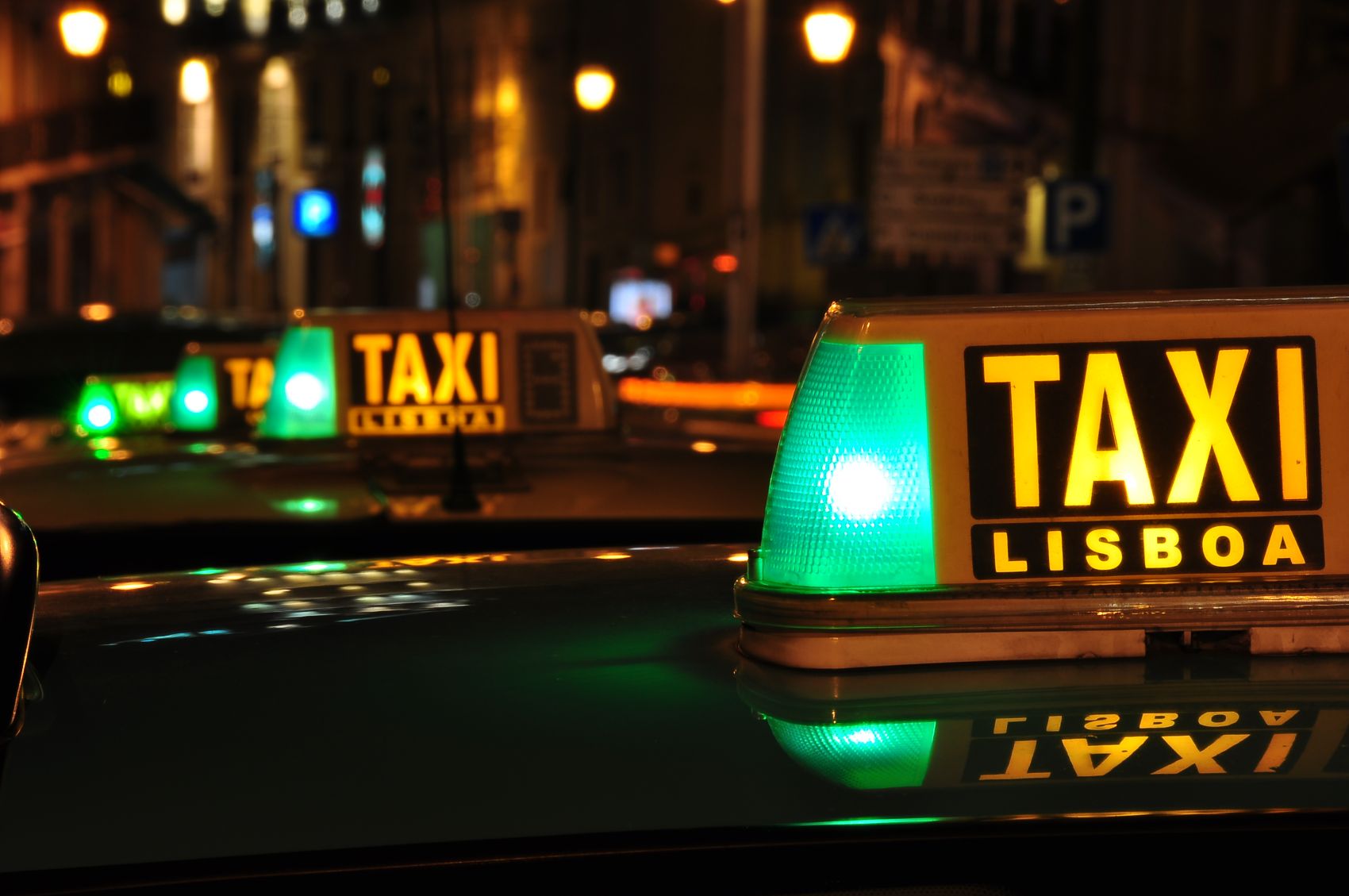 Nahaufnahme von Taxi-Logos in Lissabon