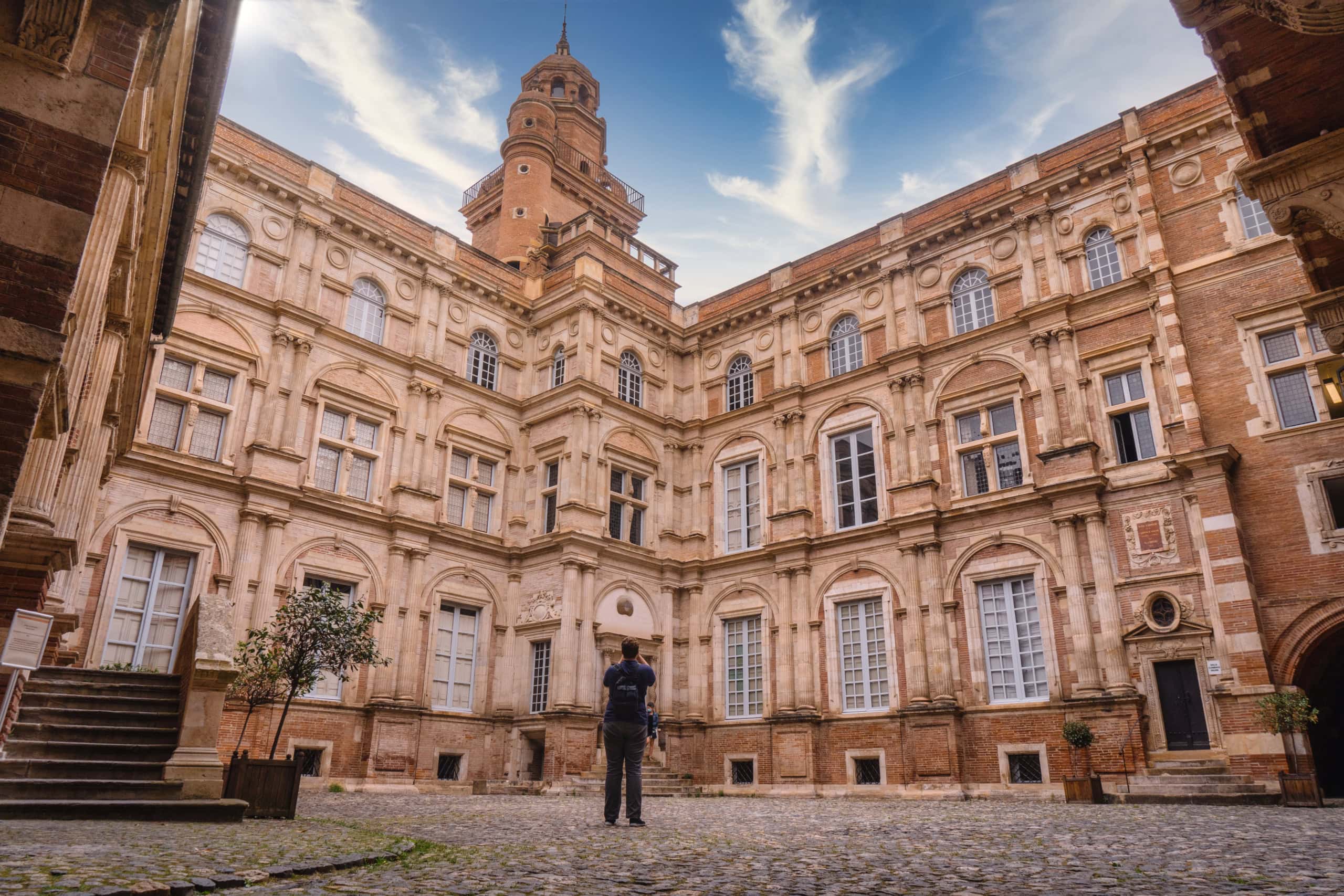 Innenhof des Hôtel d'Assézat in Toulouse mit Renaissance-Fassade und Turm, erbaut vom Färberwaid-Händler Pierre II d'Assézat.