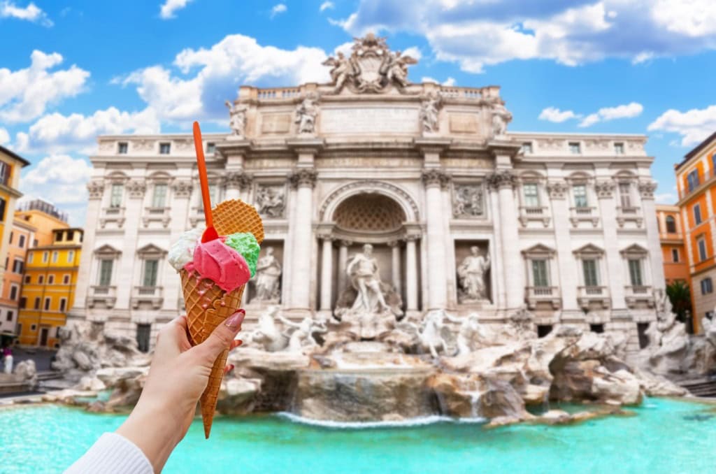 Touristin hält ein Eis vor dem Trevi-Brunnen in Rom. Hohe Preise für Gelato sorgen aktuell für Diskussionen über Touristenfallen in der italienischen Hauptstadt