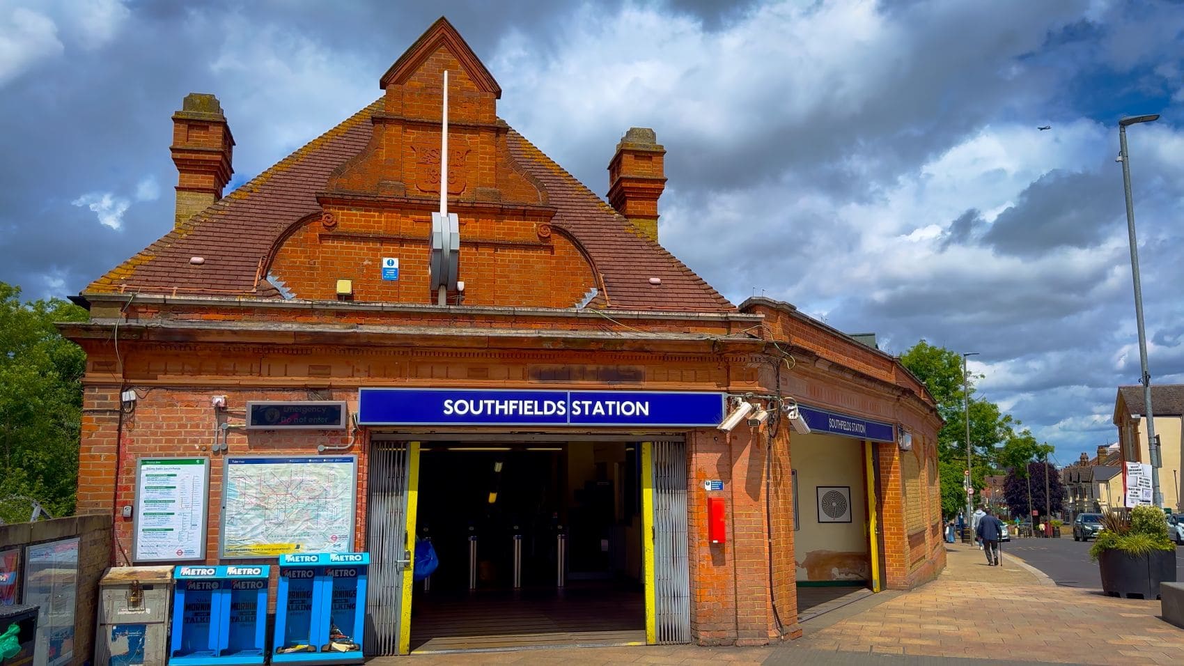 Blick auf Gebäude der U-Bahn-Station Southfields in Wimbledon 