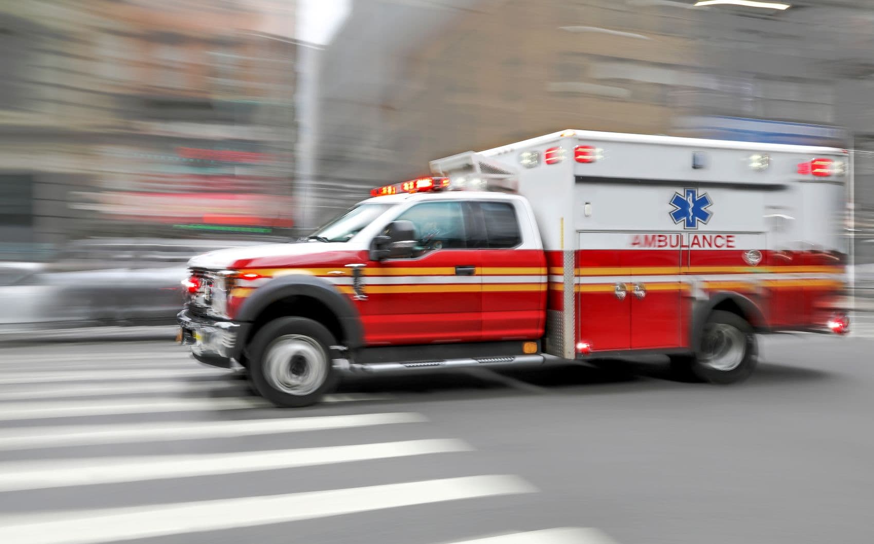 Wagen der US Ambulance fährt über eine Straße 