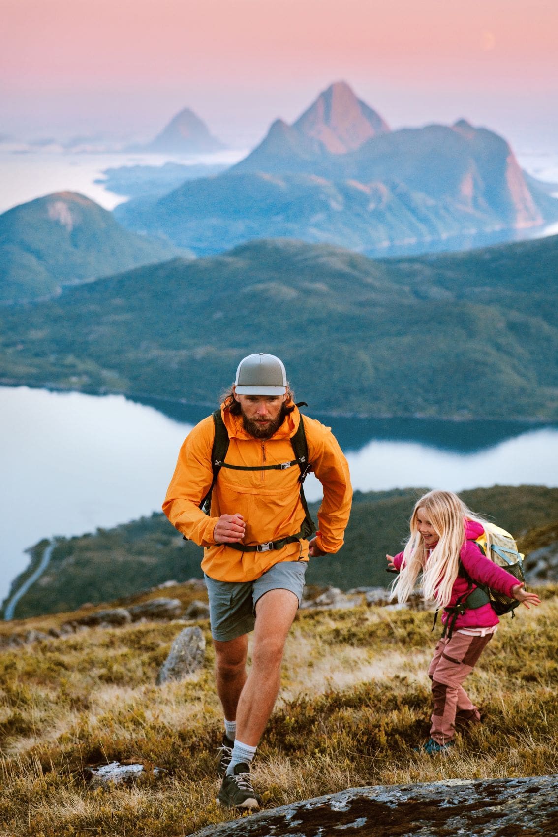 Vater und Tochter wandern in den Bergen Norwegens 