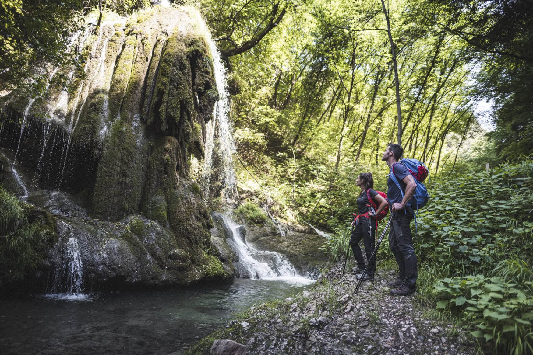Wanderer an einem Wasserfall am Gardasee im Trentino