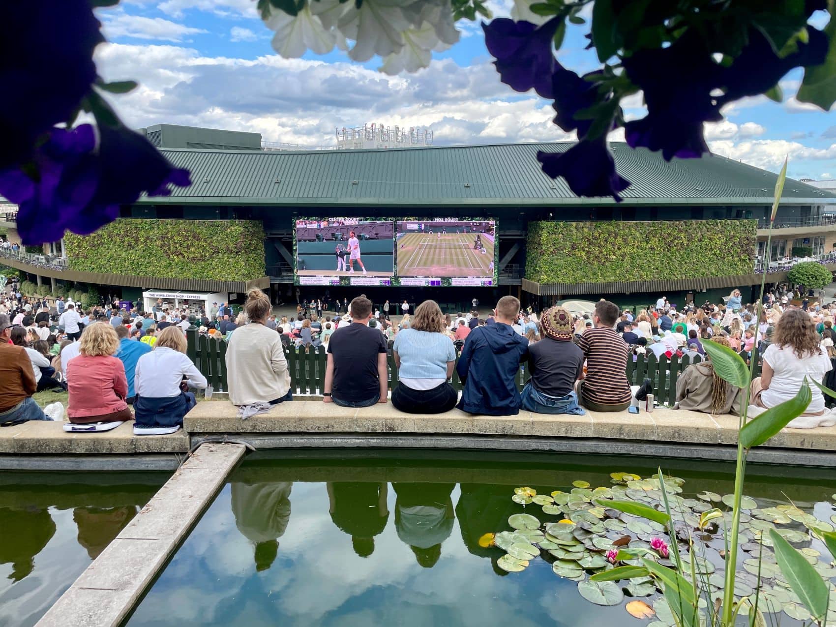Wimbledon: Besucher schauen sich auf der Henman Hill ein Tennisspiel an 