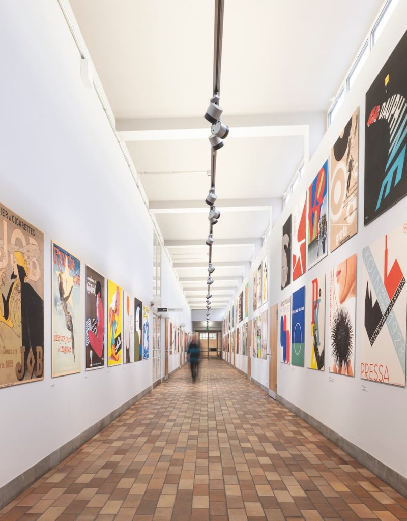 Flur mit Plakaten im Museum für Gestaltung, Zürich, Schweiz