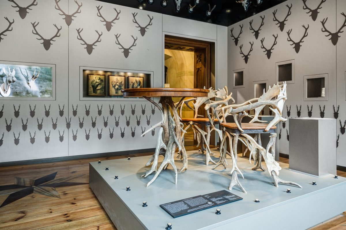Geweih-Möbel im Jagdschloss Granitz