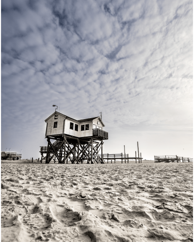 Haus auf Pfahlbauten am Strand von Sankt-Peter-Ording