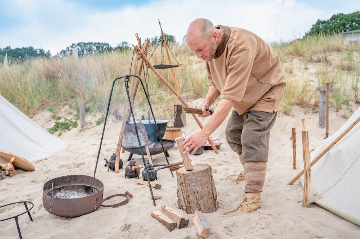Kochen beim Wikingerfest findet selbstverständlich über dem offenen Feuer statt.