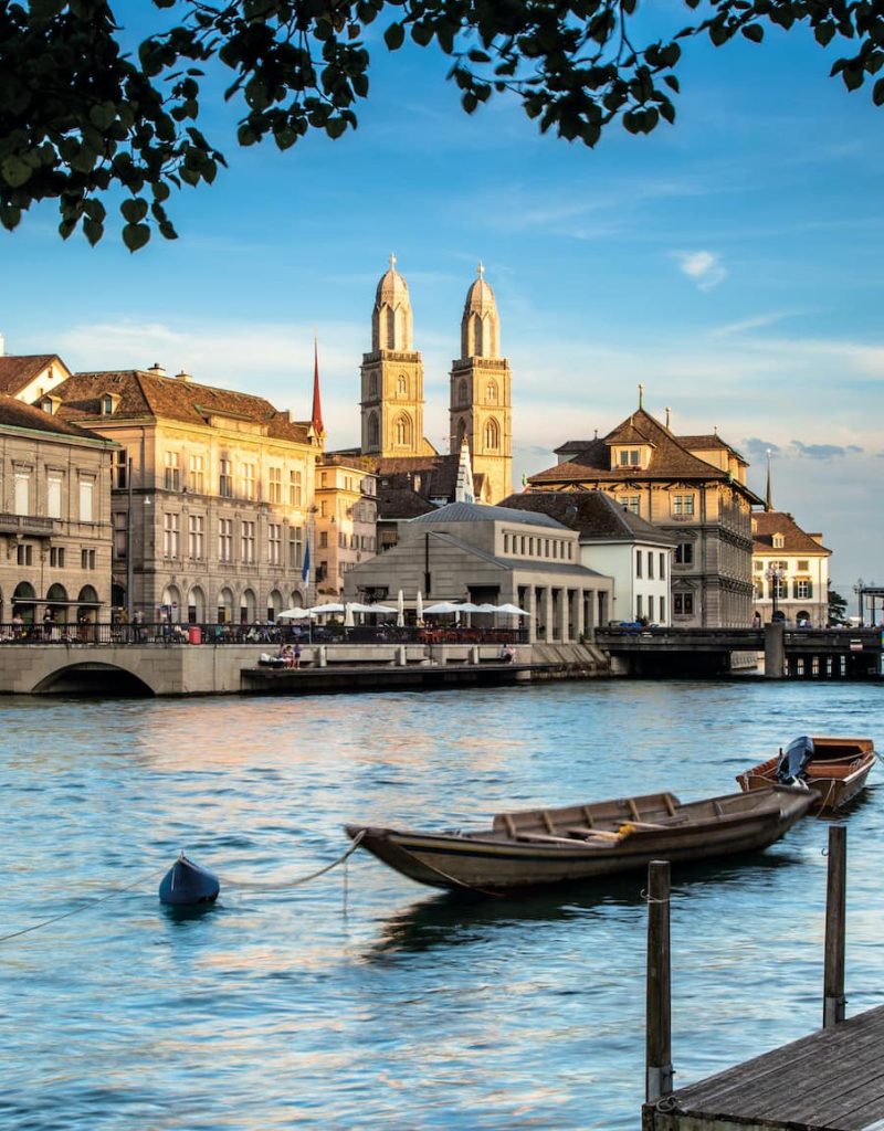 Abendlicher Blick von der Schipfe auf Limmatquai mit Großmünster.