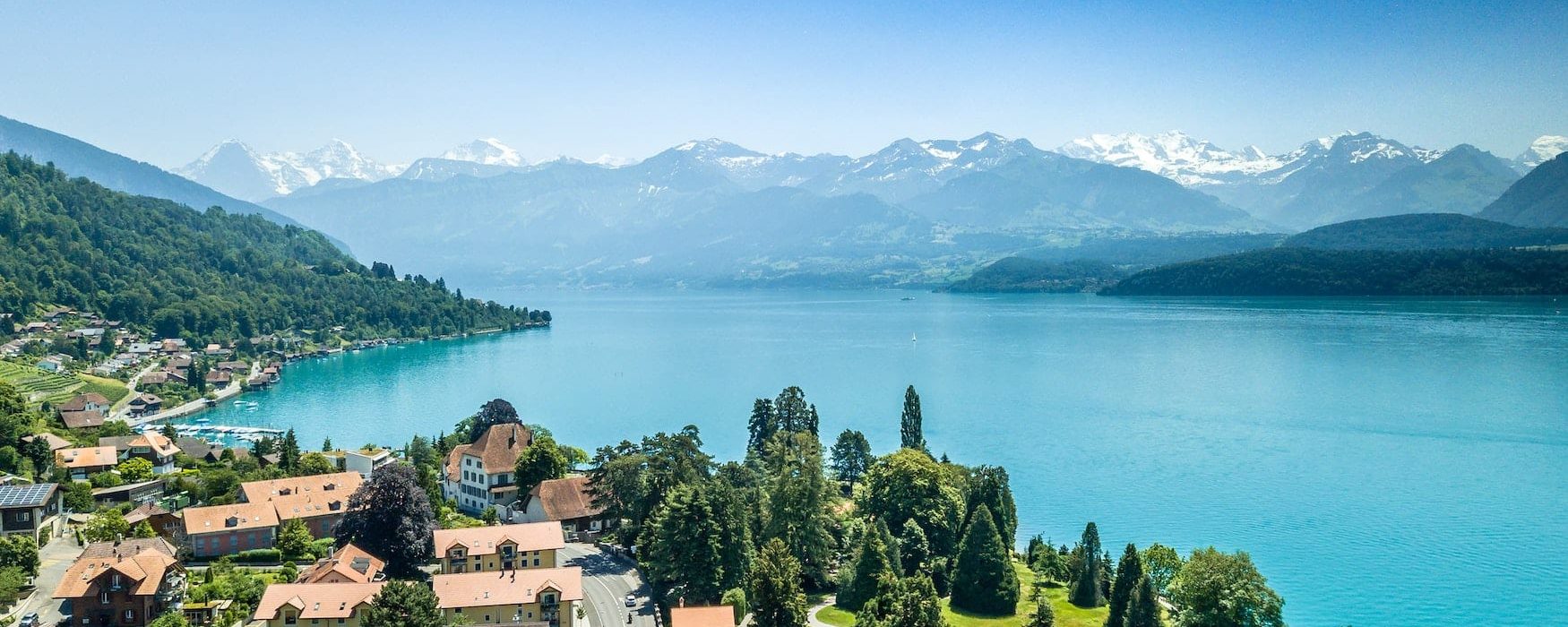 Ortschaft an einem See in der Schweiz